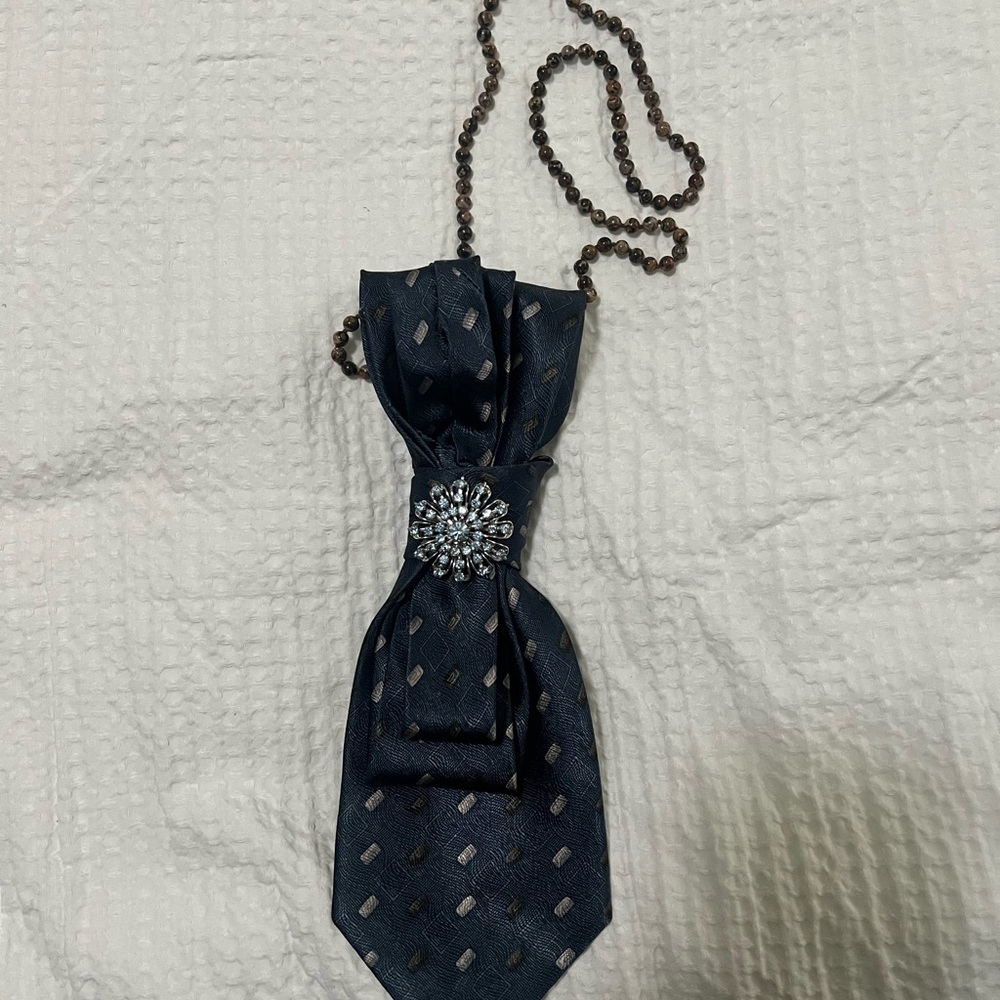 Elegant Blue Necklace with Crystal Accent